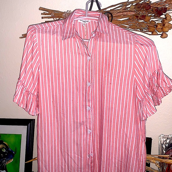 NWT Summery Red & White Striped Top with Ruffle sleeves - Picture 2 of 5